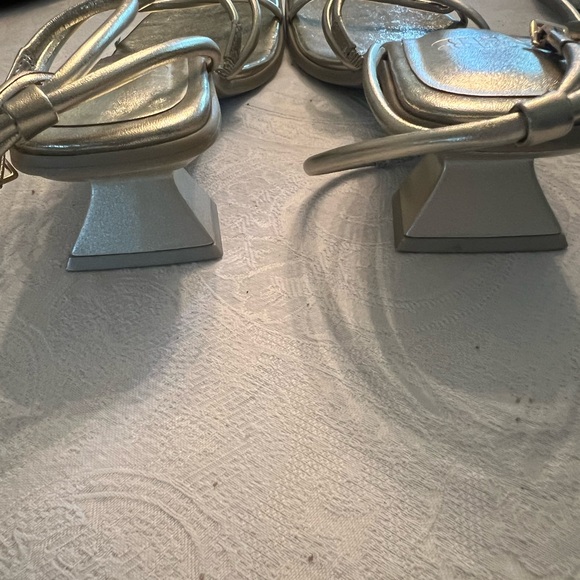 Gianni Bini NEW Gold Strappy Sandals Modern Design - Picture 3 of 9